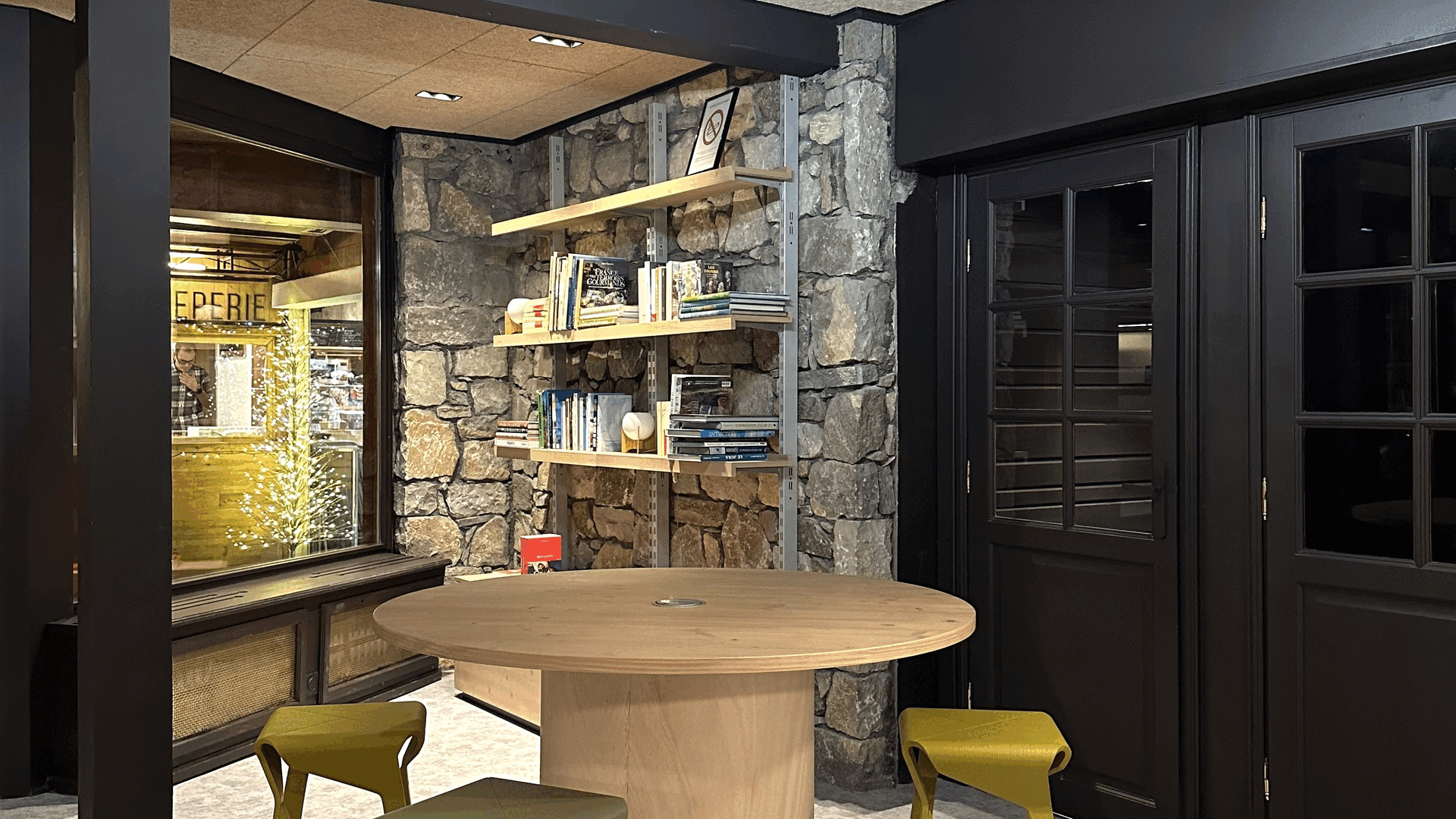 Hotel La Cachette Les Arcs Library