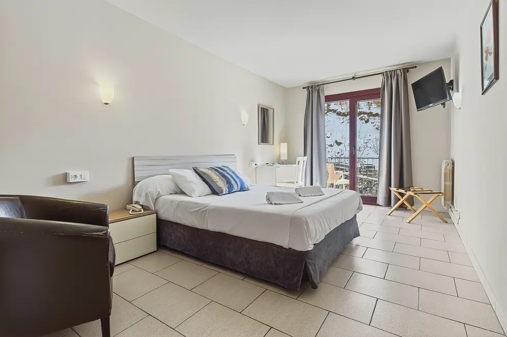 Double room [6]