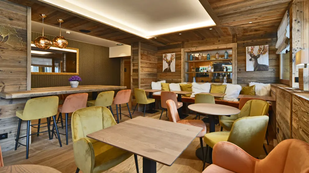 Hotel Clef Des Champs Morzine Bar 3 [5]