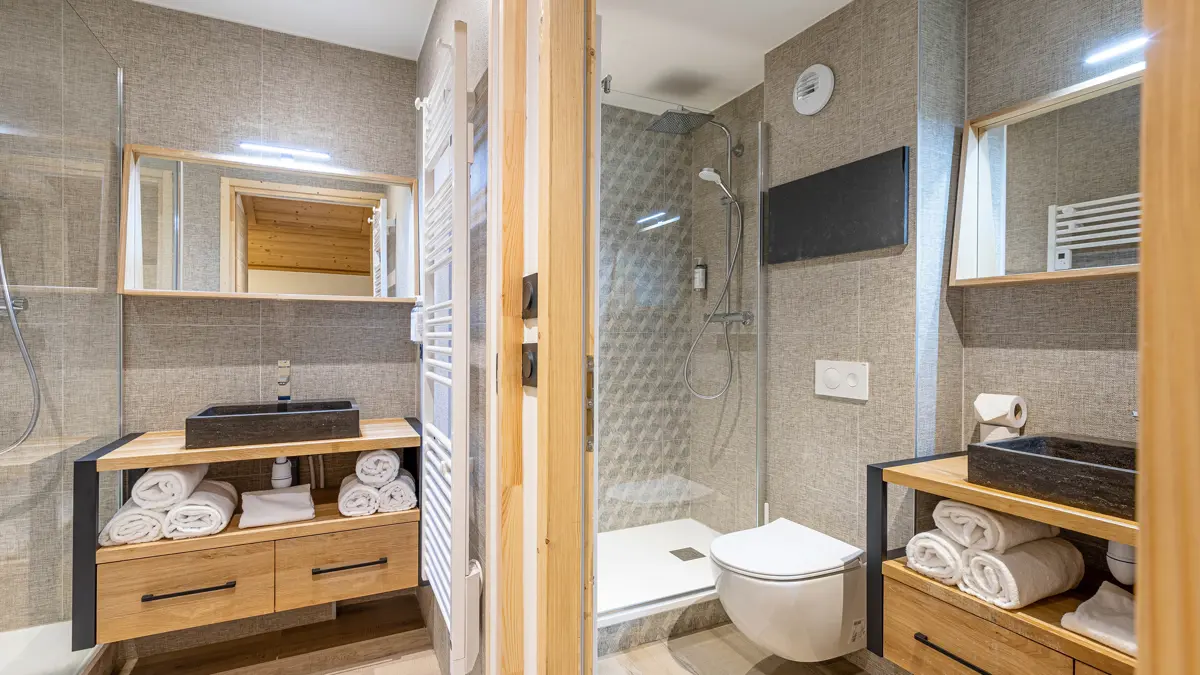 Residence W2050 La Plagne Three Bedroom Mezzanine Apartment Bathroom