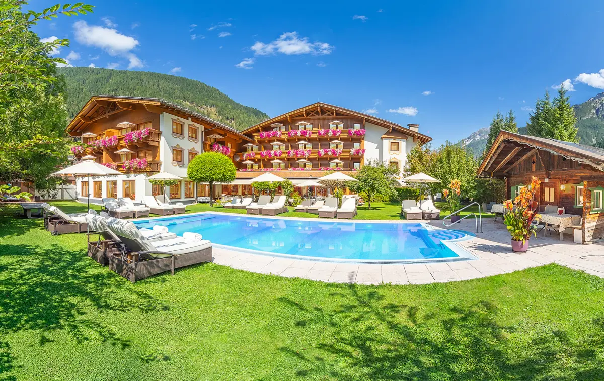 Alpenhotel Tirolerhof Neustift Pool Garden (1)