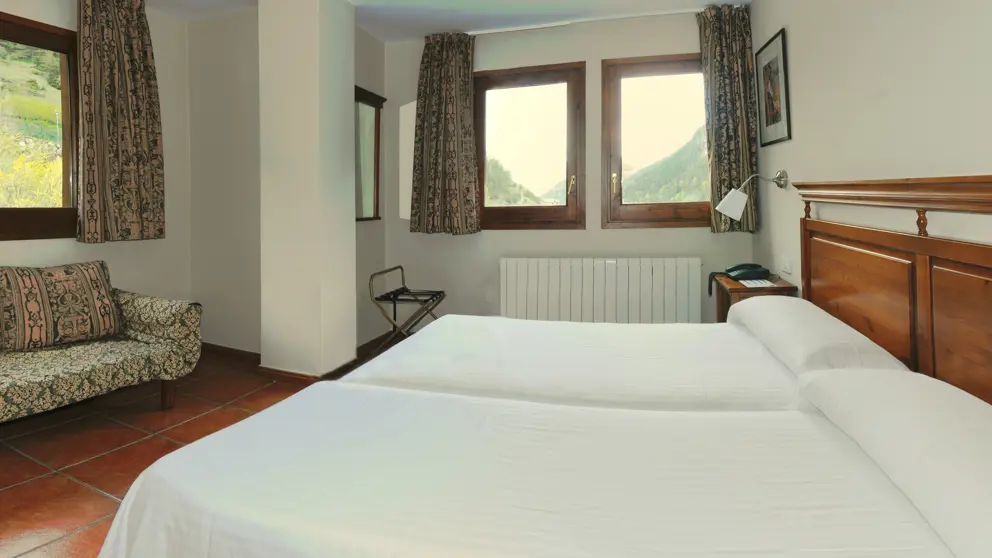 Hotel Xalet Verdu Arinsal Twin Bedroom [8]