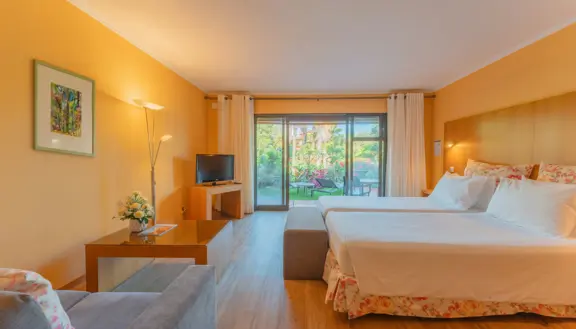 Side sea view studio