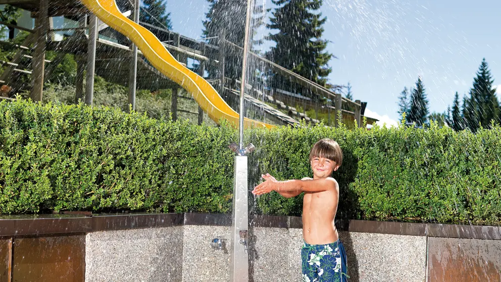 Alpenpark Resort Seefeld Pool Shower [7]