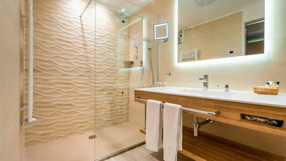 Junior Suite Bathroom