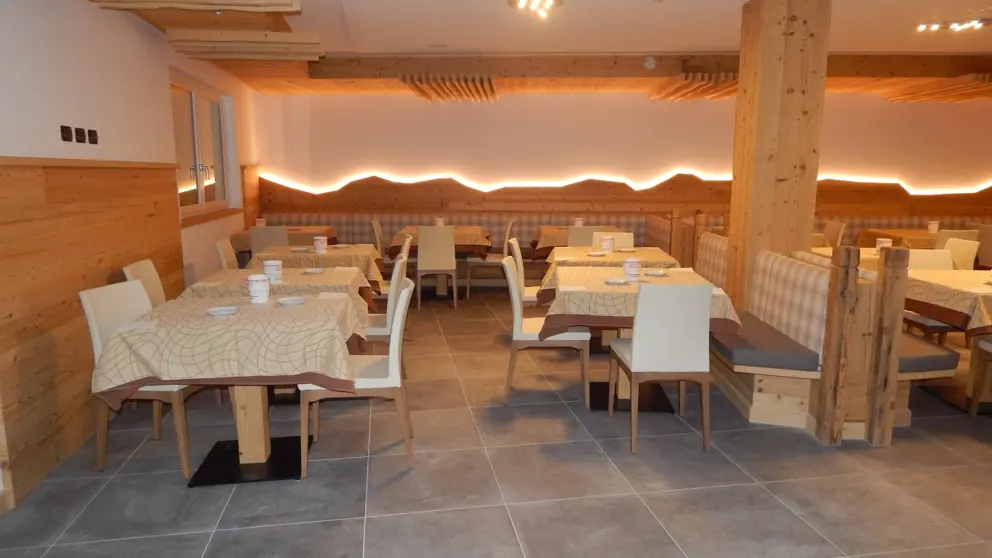 Hotel Canada Pinzolo Madonna Di Campiglio Restaurant [8]