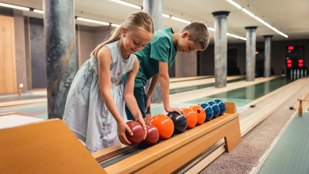 Alpenpark Resort Seefeld Davidjohansson Sports Pub Bowling Alley [9]