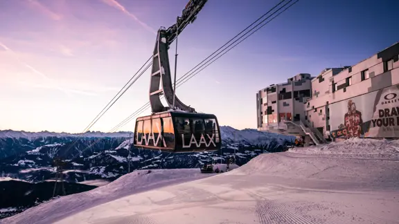 Laax Switzerland LAAX Gondola LAAX Weisse Arena Gruppe Philippruggli (3)