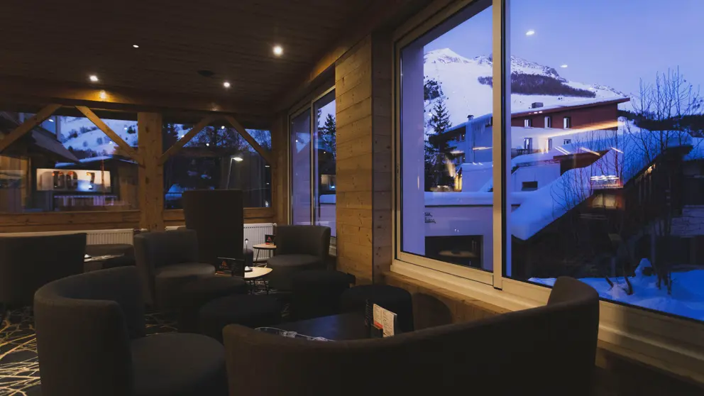 Base Camp Lodge Les Deux Alpes Bar Area [5]