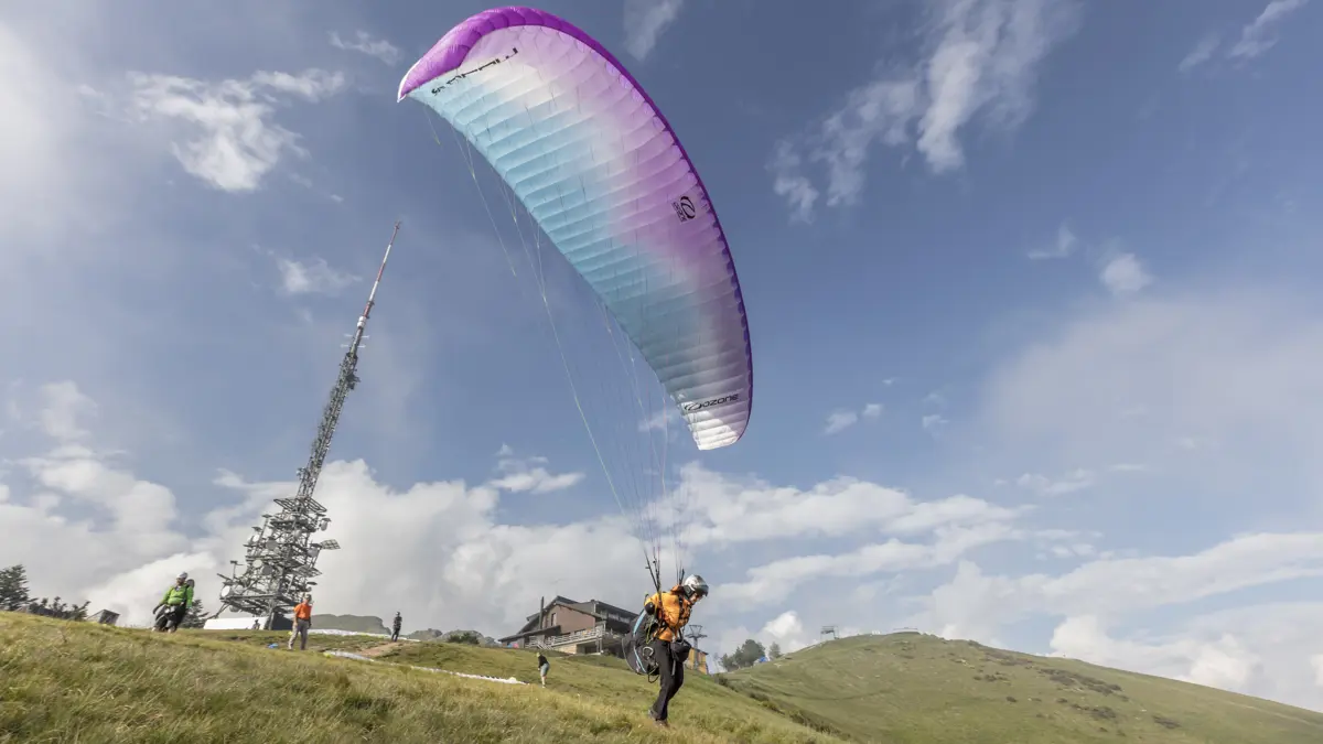 Paragliding Ascona Switzerland(© Ascona Locarno Tourism Foto Alessio Pizzicannella)