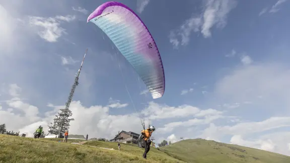 Paragliding Ascona Switzerland(© Ascona Locarno Tourism Foto Alessio Pizzicannella)