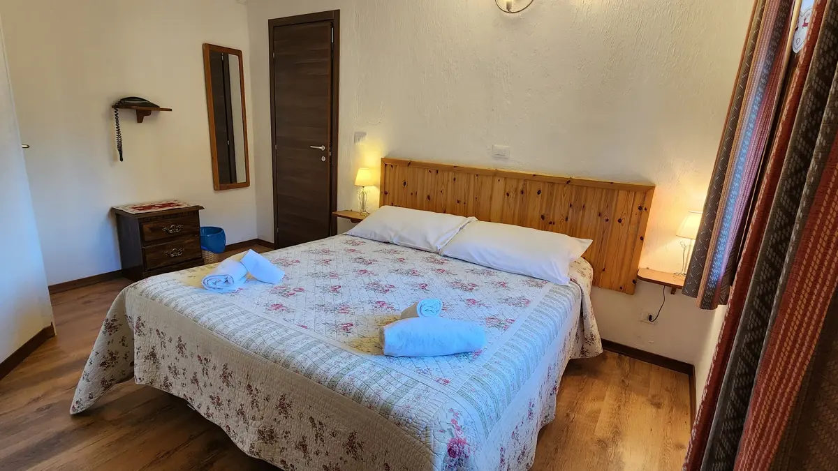 Inghams Italy Via Lattea Sauze D'oulx Hotel Villa Cary Double Bedroom 4