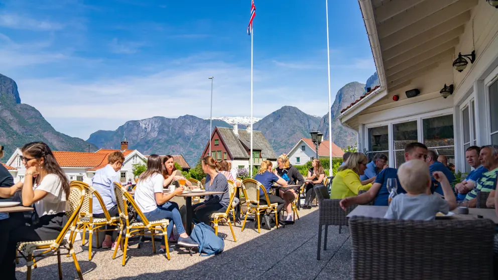 Hotel Aurlandsfjord Flam Aurland Terrace (copyright: Norwaysbest/Sverre Hjørnevik) [4]