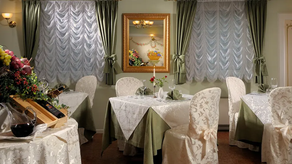 Inghams Italy Domolimtes Canazei Hotel La Perla Restaurant [5]