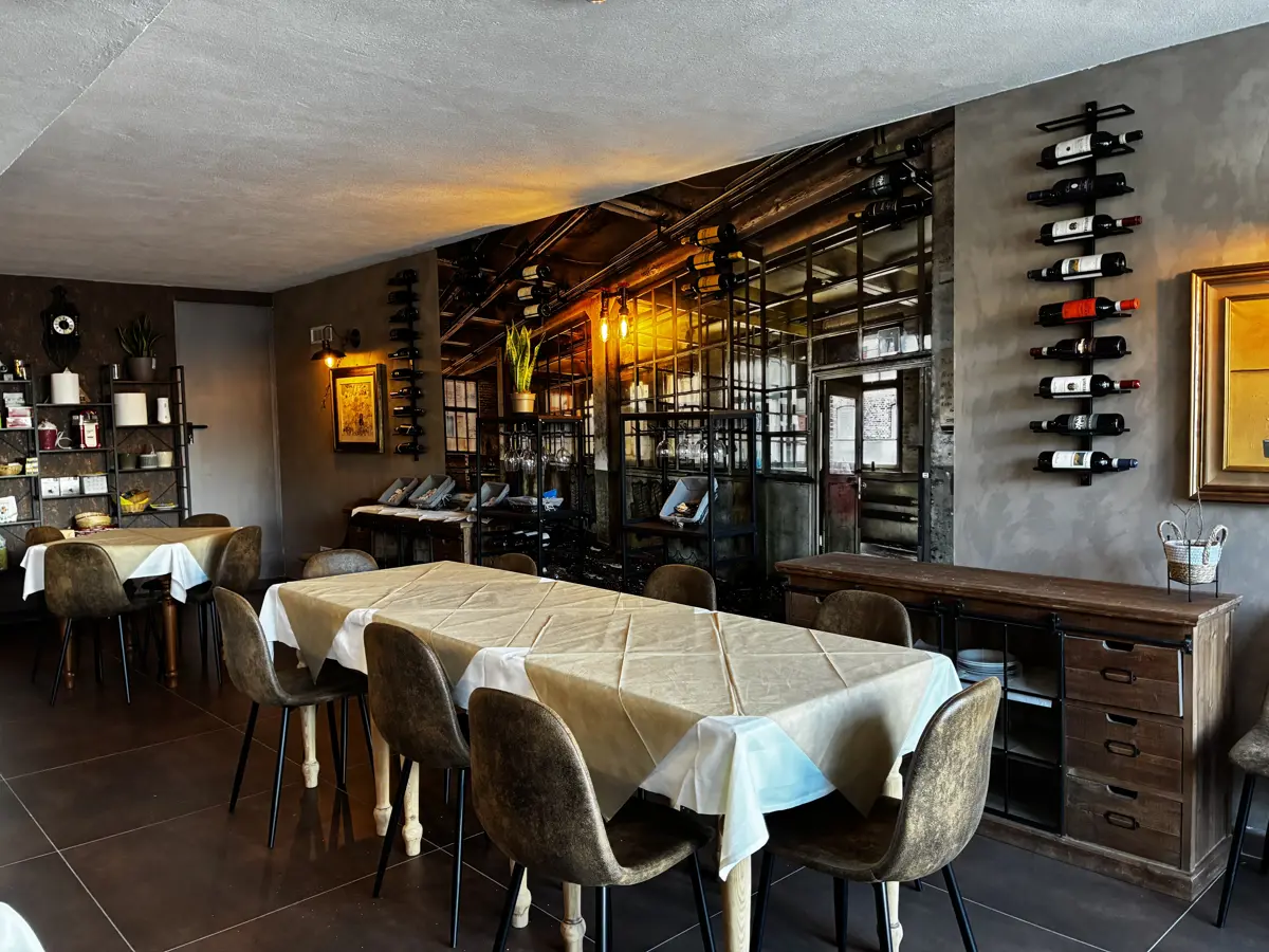 Hotel Genevris Cing Dining Area 1