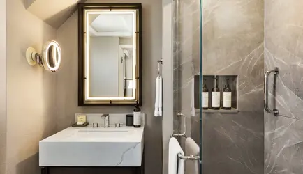 Fairmont room bathroom