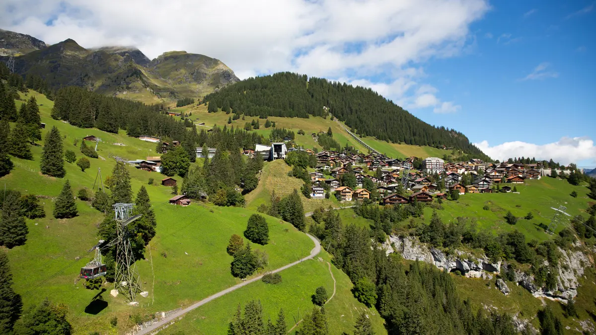 Schilthorn gondola traveling from Gimmelwald to Mürren ©Jungfrau Region Tourism