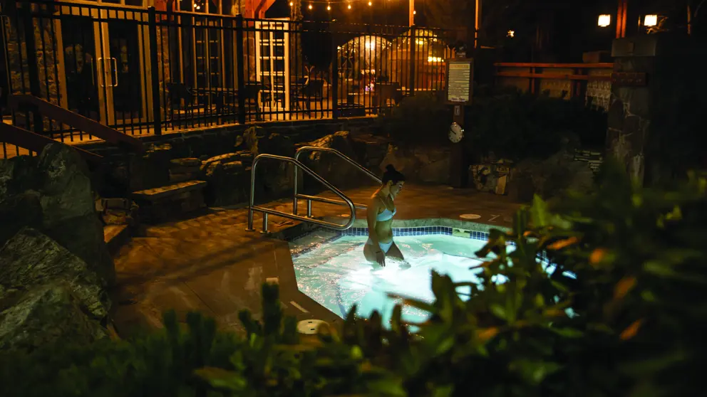Pan Pacific Village Centre Hotel Whistler Canada Outdoor Hot Tub (1)