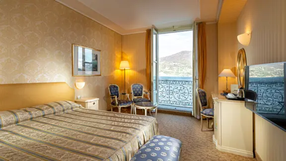 Lake view room