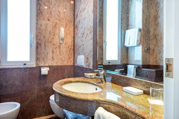 Lake view room bathroom