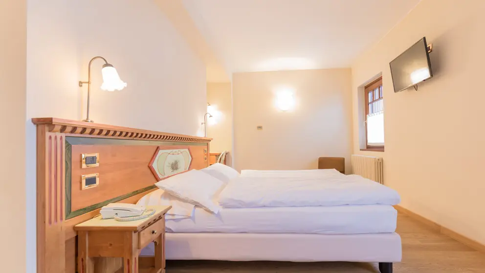 Inghams Italy Madonna Di Campiglio Hotel Ideal Classic Bedroom [8]