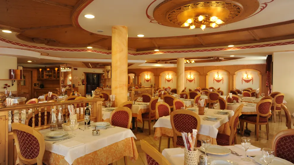 Hotel Canada Pinzolo Madonna Di Campiglio Restaurant 2 [9]