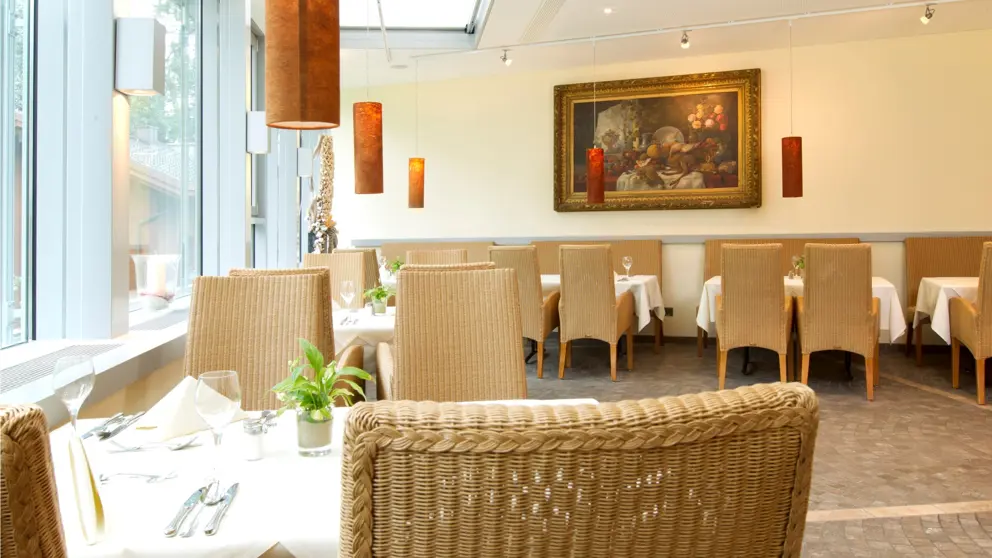 Hotel Silberhorn Wengen Restaurant Dining Area [8]