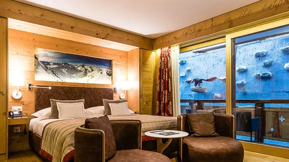 Cosy room without view (balcony overlooking wall)