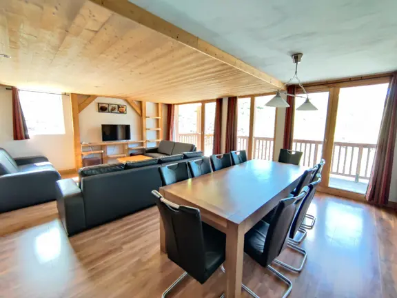 Apartment 4-bedroom: example living area