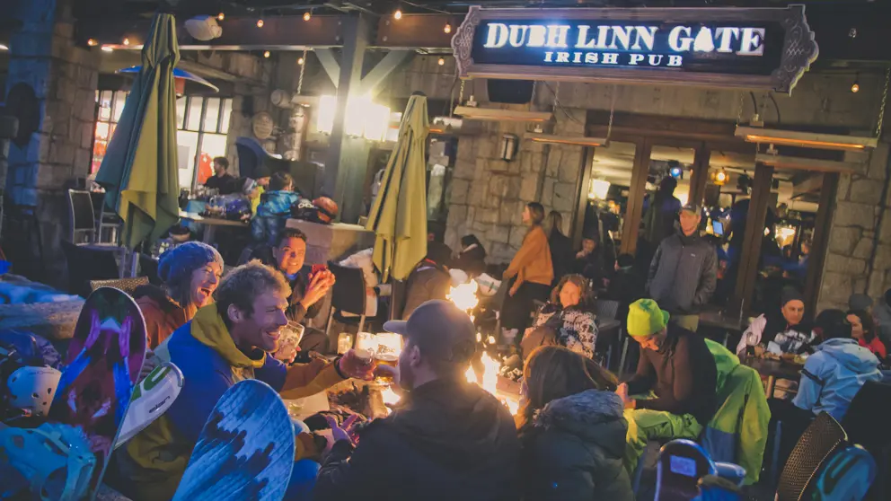 Pan Pacific Mountainside Hotel Whistler Canada Dubbliner Bar (6) [6]