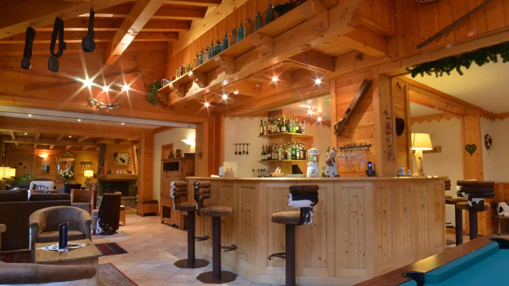 Hotel Clef Des Champs Morzine Bar [3]