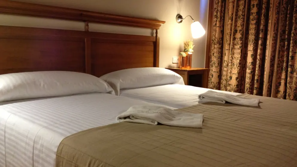 Hotel Xalet Verdu Arinsal Typical Twin Roomjpg [2]