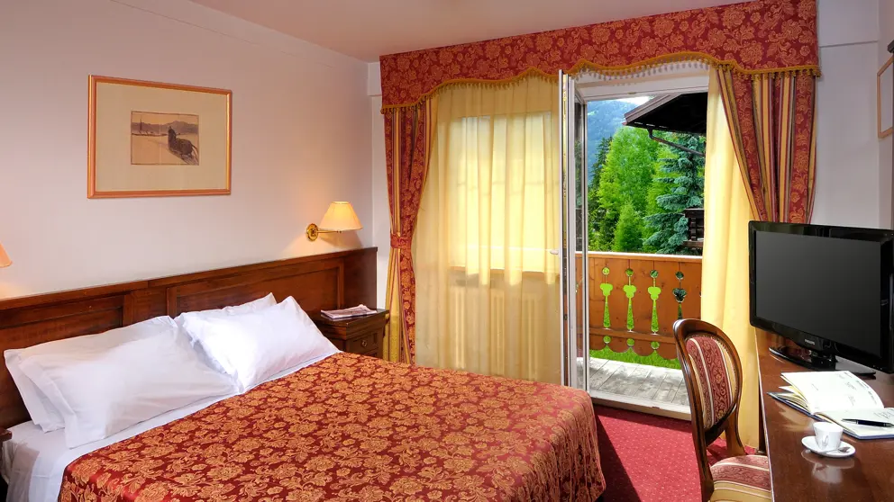 Hotel La Perla, Canazei, Classic Room [7]