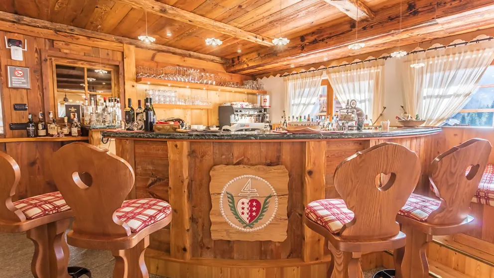 Inghams Italy Monterosa Gressoney Lo Scoiattolo Bar [2]