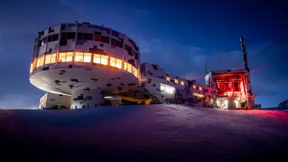 Laax Switzerland Galaaxy Restaurant LAAX Weisse Arena Gruppe Philippruggli (9)