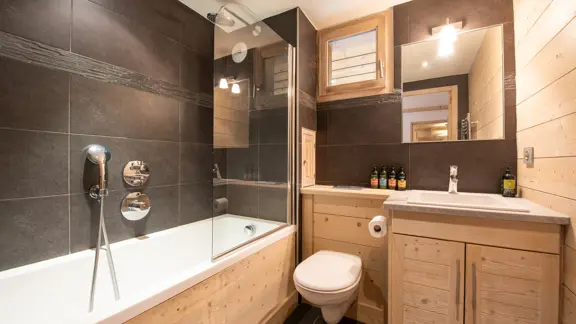 Chalet Le Cedre Blanc Meribel Bedroom Four Bathroom