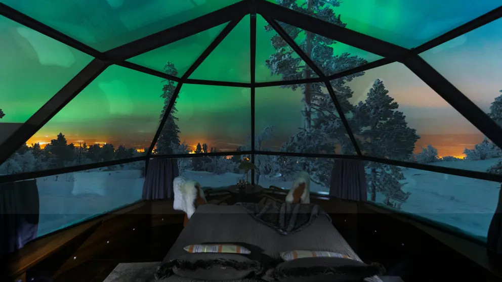 Golden_Crown_Levi_Igloos_Northern_Lights_View [2]
