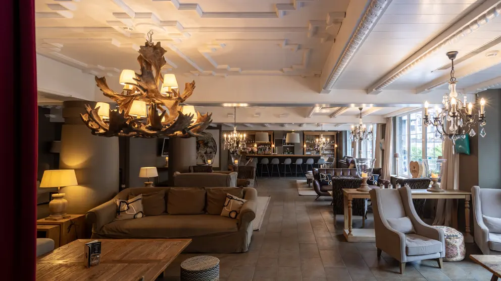 Q Hotel Maria Theresia Kitzbuhel Lounge And Bar Area [4]