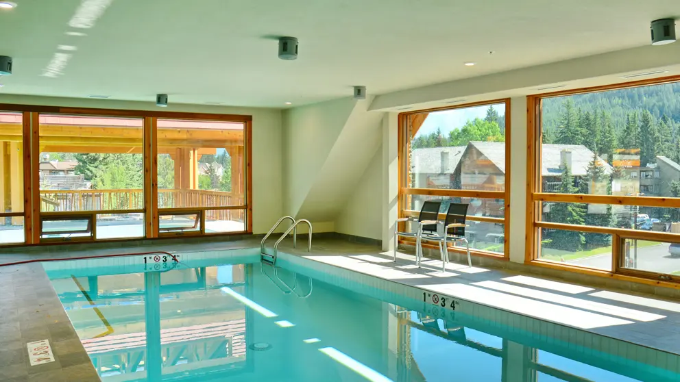 Moose Hotel Suites Banff Rooftop Pool 3 [5]