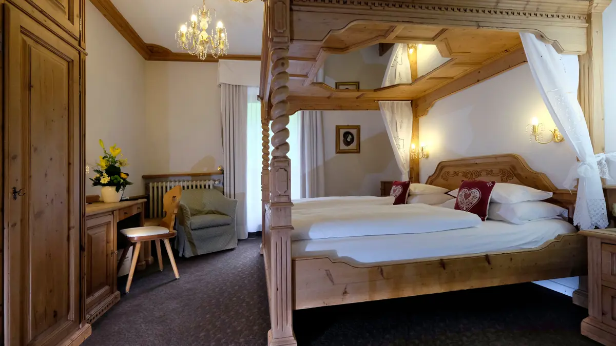 Inghams Italy Dolomites Arabba Hotel Evaldo Bedroom.Jpg