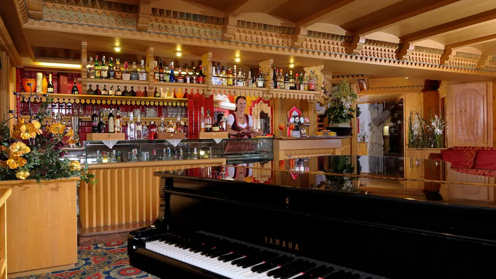 Inghams Italy Domolimtes Canazei Hotel La Perla Bar [2]