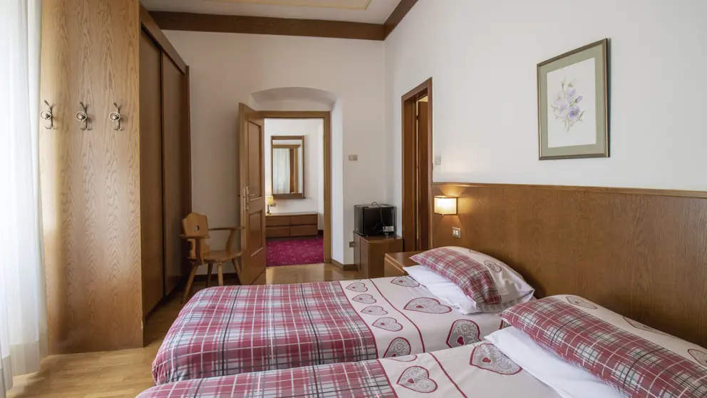 Inghams Italy Dolomites Pinzolo Hotel Pinzolo Dolomiti Twin Bedroom [2]