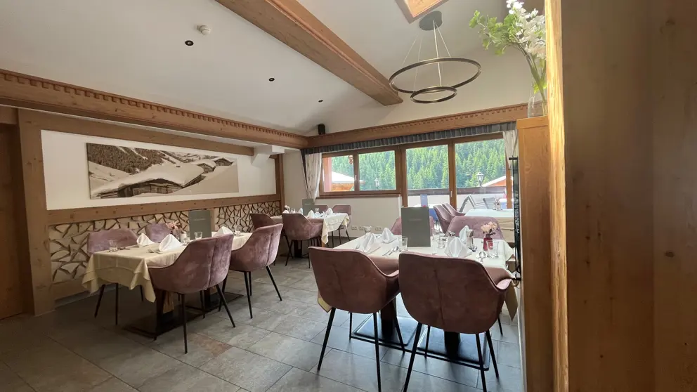 Hotel Alphof Alpbach Dining Area [7]