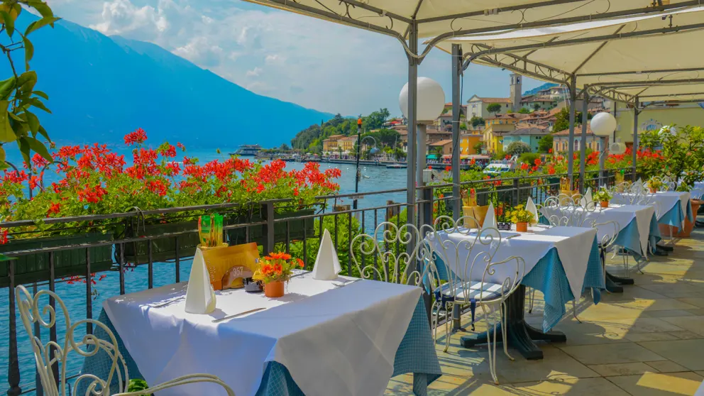 Hotel Allazzurro Restaurant With Lake View [8]