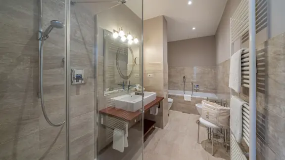 Suite Bathroom
