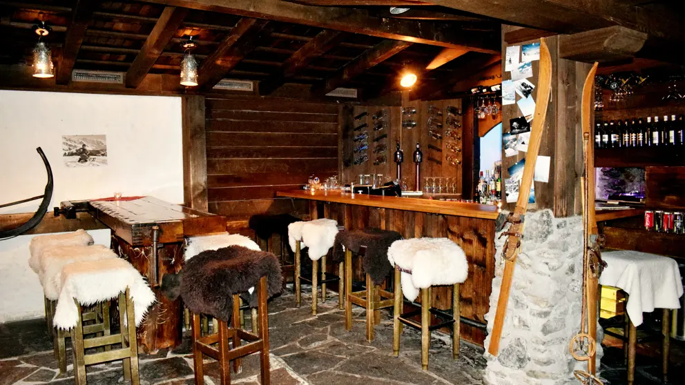 Hotel Silberhorn Wengen Anonyn Bar [6]