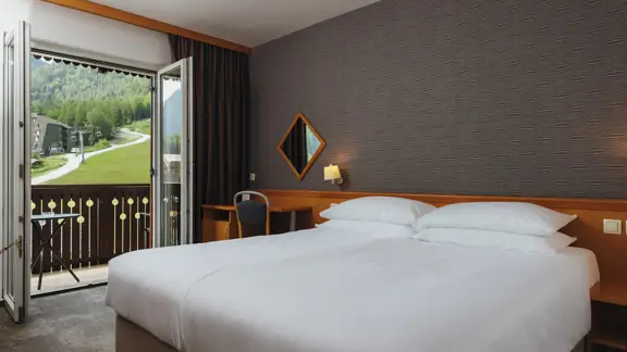 Superior room with balcony and mountain view