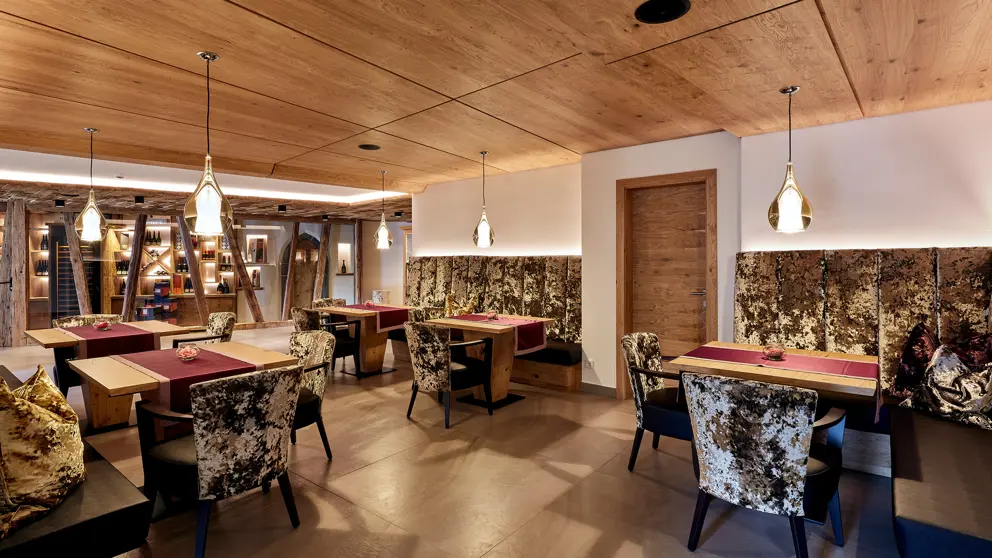 Inghams Italy Dolomites Colfosco Hotel Mezdi Bar Area [3]