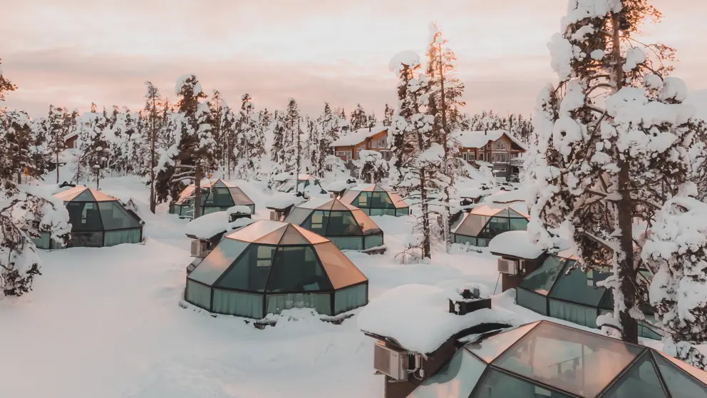 Golden_Crown_Levi_Igloos_Glass_Igloos_Surrounded_By_Snow [3]
