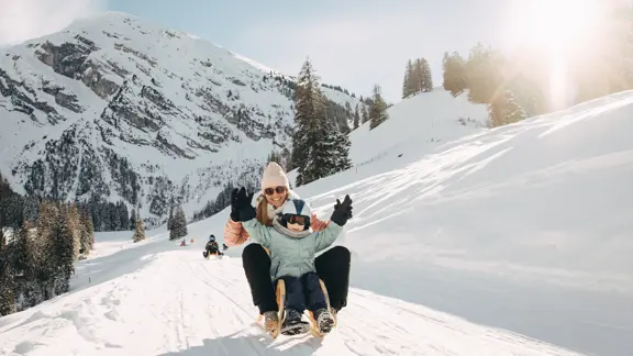 Nature Park Diemtigtal Wiriehorn Wiriehorn Cable Cars Activities Sledding Mother Child Winter Snow©Phil Wenger